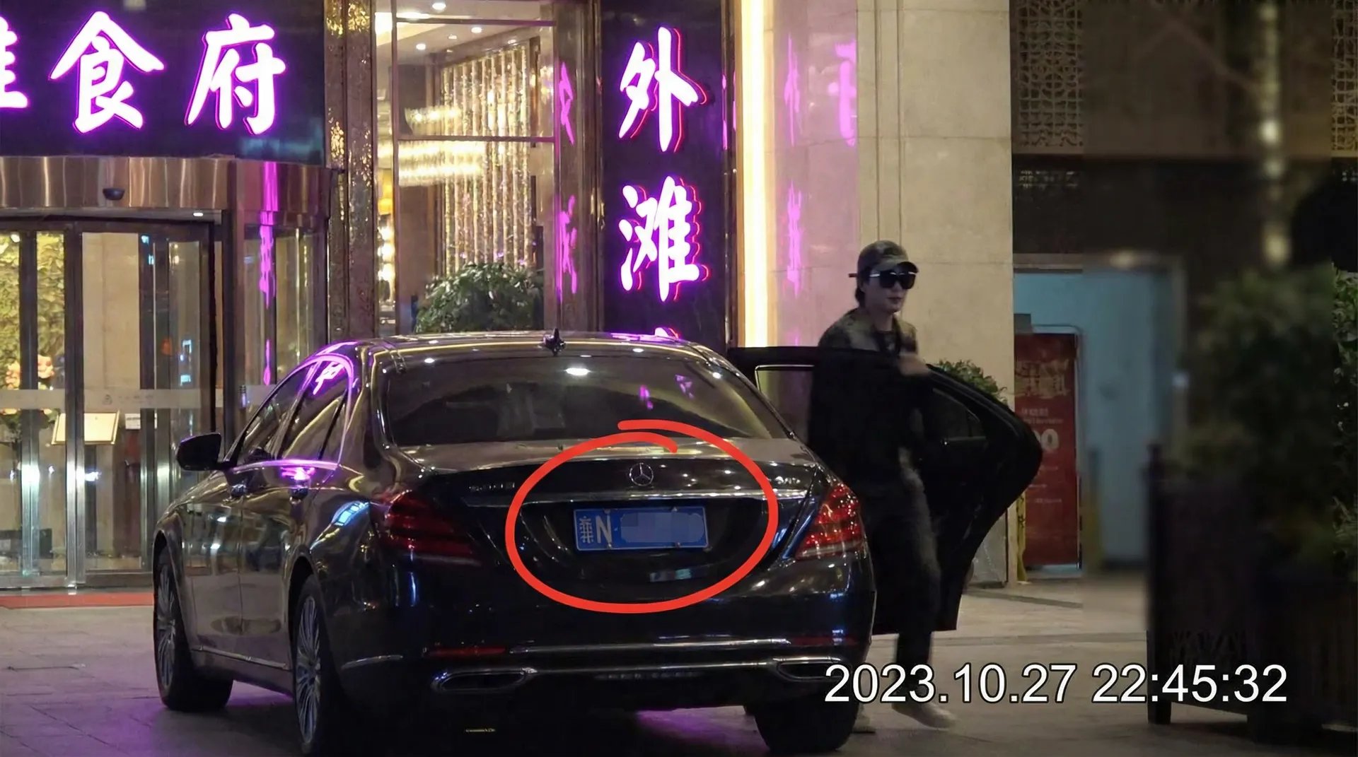 佐山爱 - 作品合集与热门推荐 - 某明星深夜现身高档餐厅被拍